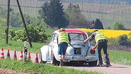 Publikumsliebling K&auml;fer musste wegen eines Motorschadens von der Strecke geschoben werden.