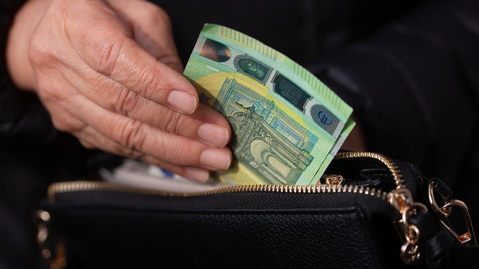 Eine Mehrheit der Bevölkerung sieht laut einer Allianz-Umfrage Lebenshaltungs- und Gesundheitskosten als größtes finanzielles Risiko im Alter. (Symbolbild) Eine Mehrheit der Bevölkerung sieht laut einer Allianz-Umfrage Lebenshaltungs- und Gesundheitskosten als größtes finanzielles Risiko im Alter. (Symbolbild)