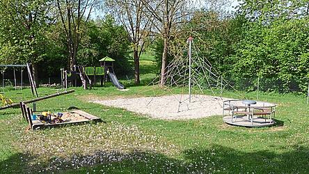 Ihren schmucken Spielplatz am &ouml;stlichen Ortsrand pflegen die Osterwaaler B&uuml;rger in Eigenregie. Jetzt muss ein neuer Rasenm&auml;her her. Aber der Marktrat hat seine Entscheidung &uuml;ber einen m&ouml;glichen Zuschuss noch einmal vertagt. Deswegen m&uuml;ssen sich die Spielplatzfreunde noch ein wenig gedulden, bis das Thema irgendwann auf dem Tisch des neuen Gremiums landet.