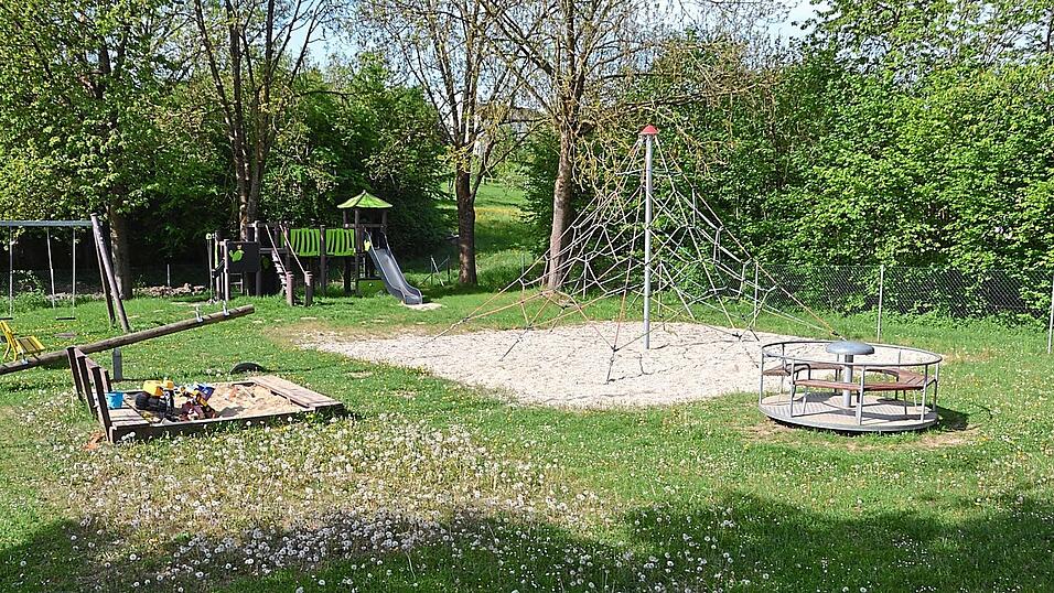 Ihren schmucken Spielplatz am &ouml;stlichen Ortsrand pflegen die Osterwaaler B&uuml;rger in Eigenregie. Jetzt muss ein neuer Rasenm&auml;her her. Aber der Marktrat hat seine Entscheidung &uuml;ber einen m&ouml;glichen Zuschuss noch einmal vertagt. Deswegen m&uuml;ssen sich die Spielplatzfreunde noch ein wenig gedulden, bis das Thema irgendwann auf dem Tisch des neuen Gremiums landet.
