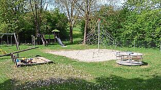 Ihren schmucken Spielplatz am &ouml;stlichen Ortsrand pflegen die Osterwaaler B&uuml;rger in Eigenregie. Jetzt muss ein neuer Rasenm&auml;her her. Aber der Marktrat hat seine Entscheidung &uuml;ber einen m&ouml;glichen Zuschuss noch einmal vertagt. Deswegen m&uuml;ssen sich die Spielplatzfreunde noch ein wenig gedulden, bis das Thema irgendwann auf dem Tisch des neuen Gremiums landet.