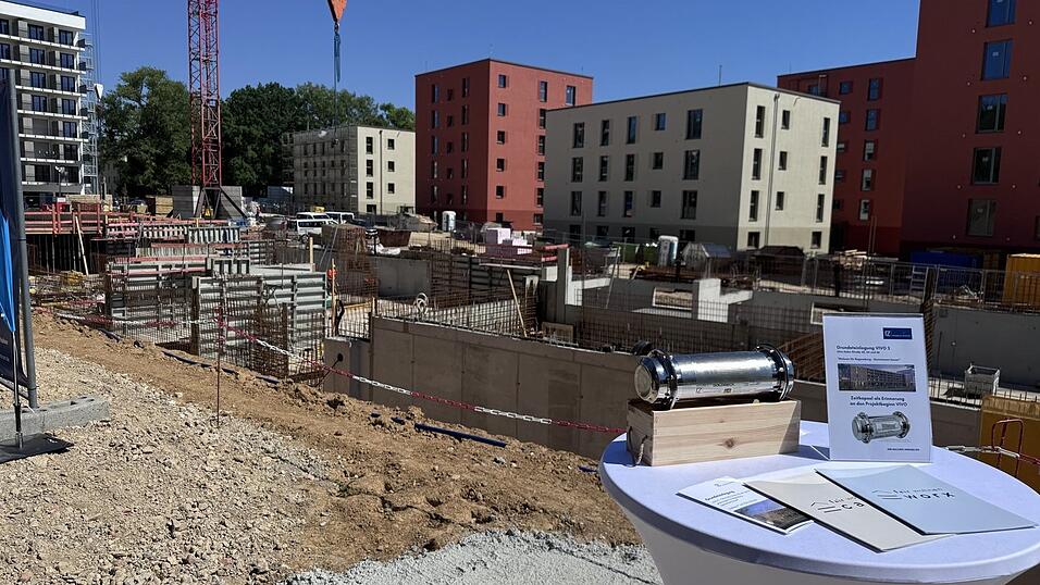 Eine Zeitkapsel wurde am Freitag bei der Grundsteinverlegung für ein neues Wohngebäude in der Otto-Hahn-Straße versenkt. Das Immobilien Zentrum will dort bezahlbaren Wohnraum schaffen. Eine Zeitkapsel wurde am Freitag bei der Grundsteinverlegung für ein neues Wohngebäude in der Otto-Hahn-Straße versenkt. Das Immobilien Zentrum will dort bezahlbaren Wohnraum schaffen.