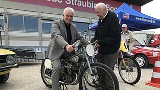 Minister Alois Rainer auf der Sandbahn-Maschine von Alfred Hopfensberger.