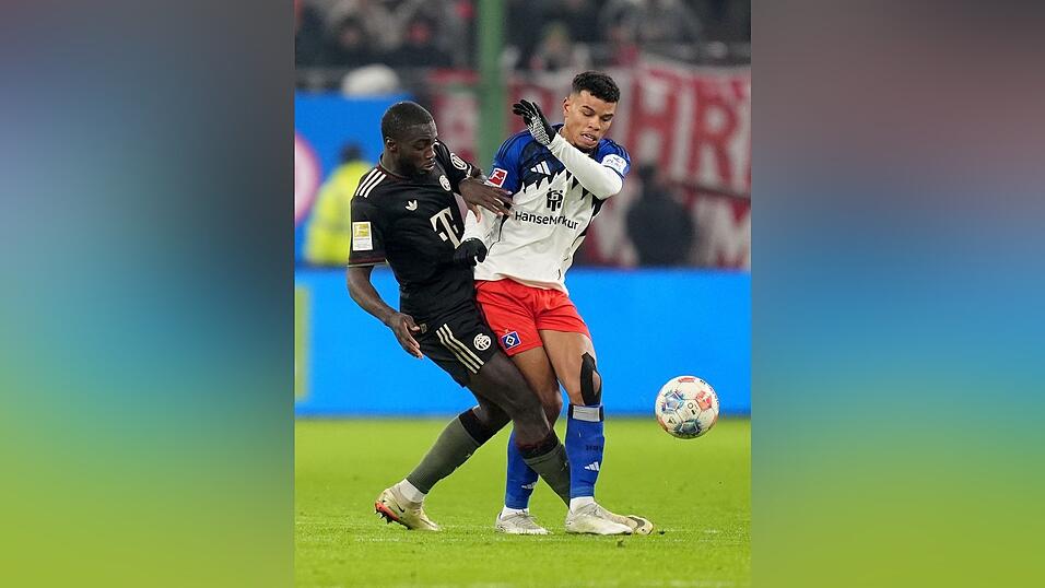 Der FC Bayern fordert von Dayot Upamecano (l) Klarheit im Vertragspoker.