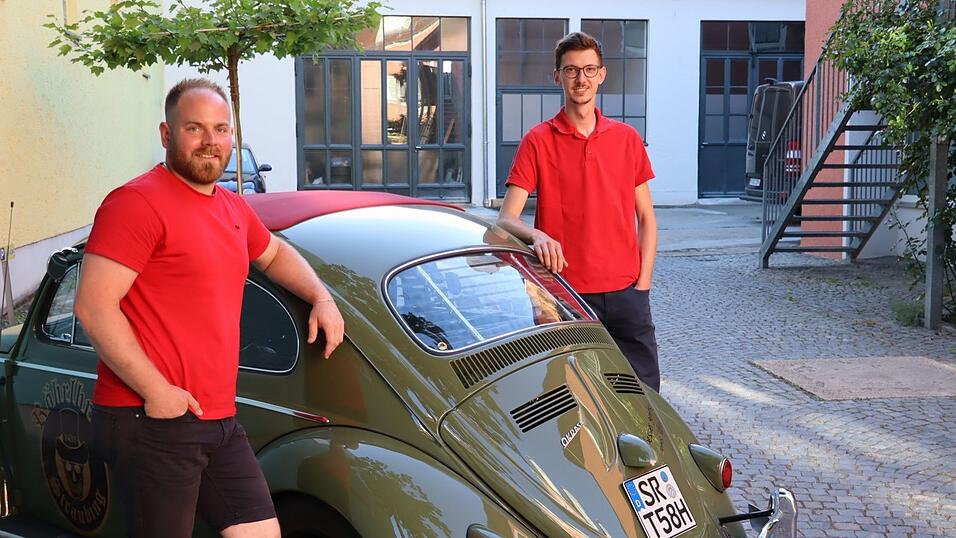 Vorsitzender Tobias Aiwanger (links) und Kassier Alexander Scherm von den Käferfreunden Bayerwald. Vorsitzender Tobias Aiwanger (links) und Kassier Alexander Scherm von den Käferfreunden Bayerwald.