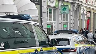 Am Freitag durchsuchten drei Streifen die „Hanf.com“-Filiale in der Theaterstraße. Am Freitag durchsuchten drei Streifen die „Hanf.com“-Filiale in der Theaterstraße.