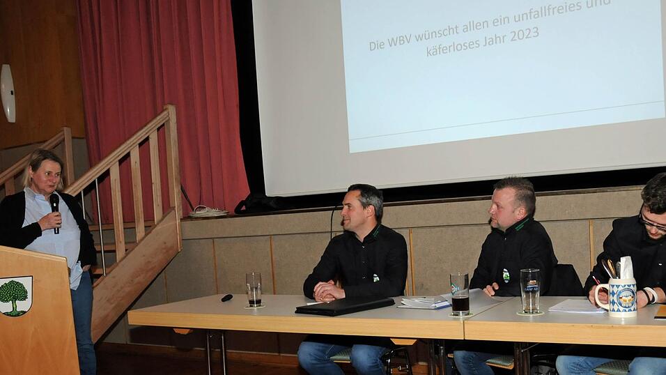 Stellvertretende Landrätin Dr. Johanna Etti rief die Waldbauern auf, den Waldumbau sofort in Angriff zu nehmen, (v.l.n.r.) Geschäftsführer Florian Weigl, Vorsitzender Reinhold Sauer und Geschäftsführer Max Lankes. Stellvertretende Landrätin Dr. Johanna Etti rief die Waldbauern auf, den Waldumbau sofort in Angriff zu nehmen, (v.l.n.r.) Geschäftsführer Florian Weigl, Vorsitzender Reinhold Sauer und Geschäftsführer Max Lankes.