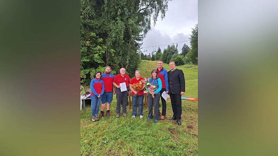 Bürgermeister Markus Müller, Hans Hofmann, Manuela Hofmann, Evi Fischer, Alfred Fischer, Armin Fischer und Christina Schütz (v.r.) Bürgermeister Markus Müller, Hans Hofmann, Manuela Hofmann, Evi Fischer, Alfred Fischer, Armin Fischer und Christina Schütz (v.r.)
