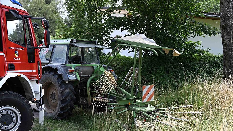 Ein 16-jähriger Leichtkraftradfahrer ist bei Velden laut Polizei schwer verletzt worden, nachdem ihm ein Traktor beim Abbiegen die Vorfahrt genommen hatte. Ein 16-jähriger Leichtkraftradfahrer ist bei Velden laut Polizei schwer verletzt worden, nachdem ihm ein Traktor beim Abbiegen die Vorfahrt genommen hatte.