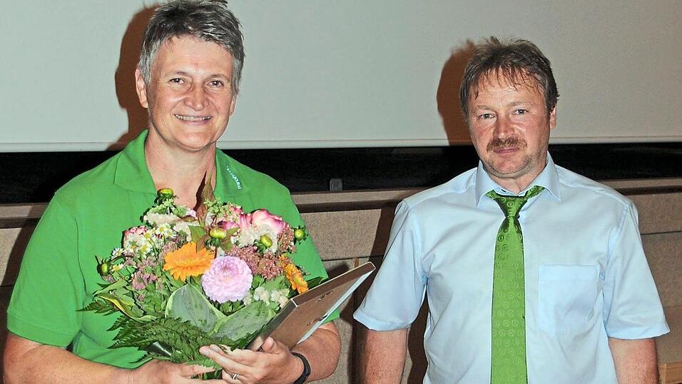 Barbara Ecker steht seit 25 Jahren treu zum Maschinenring, dafür ehrte sie Vorsitzender Christian Vogl. Barbara Ecker steht seit 25 Jahren treu zum Maschinenring, dafür ehrte sie Vorsitzender Christian Vogl.