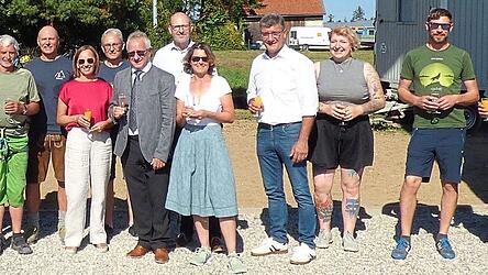 Die Ehrengäste der Einweihungsfeier mit Pfarrvikar Pater Marianus Kerketta, Pfarrer Heiko Timm, Vize-Vorsitzendem Josef Pertl, Tourenleiter Max Altmannshofer, Vorsitzendem Michael Rettenbeck, Inge Hitzenberger von der Leader-Förderung, Christian Bösl, Bürgermeister Matthäus Mandl, zweiter Bürgermeister Josef Lampoltshammer und Petra Jirowetz.