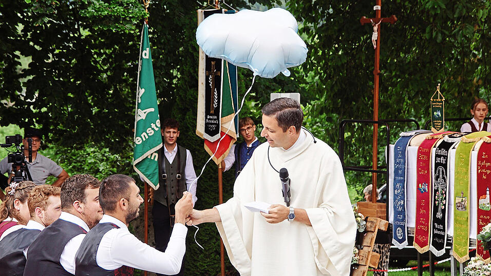 Das Festmotto „Oarra hebt ob“ griff Pastoralreferent Peter Lehner auf. Er hatte einen Ballon in der Form einer Wolke mitgebracht. Das Festmotto „Oarra hebt ob“ griff Pastoralreferent Peter Lehner auf. Er hatte einen Ballon in der Form einer Wolke mitgebracht.