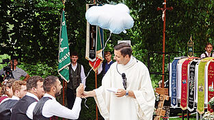 Das Festmotto „Oarra hebt ob“ griff Pastoralreferent Peter Lehner auf. Er hatte einen Ballon in der Form einer Wolke mitgebracht. Das Festmotto „Oarra hebt ob“ griff Pastoralreferent Peter Lehner auf. Er hatte einen Ballon in der Form einer Wolke mitgebracht.