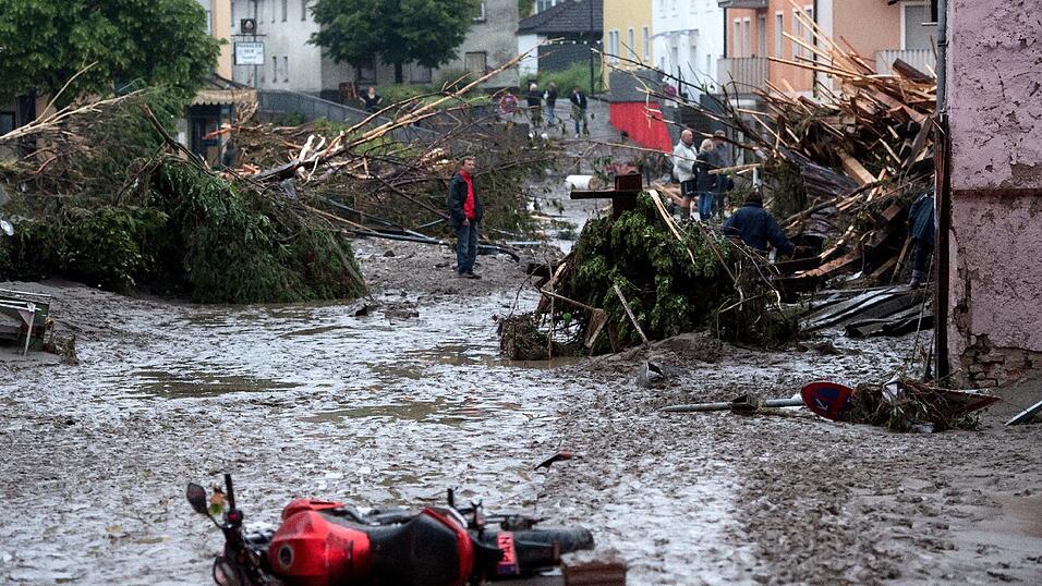 Zus&auml;tzlich zu den Schaulustigen m&uuml;ssen sich die Polizisten im Hochwassergebiet in Rottal-Inn jetzt auch noch mit Pl&uuml;nderern herumschlagen. (Symbolbild)