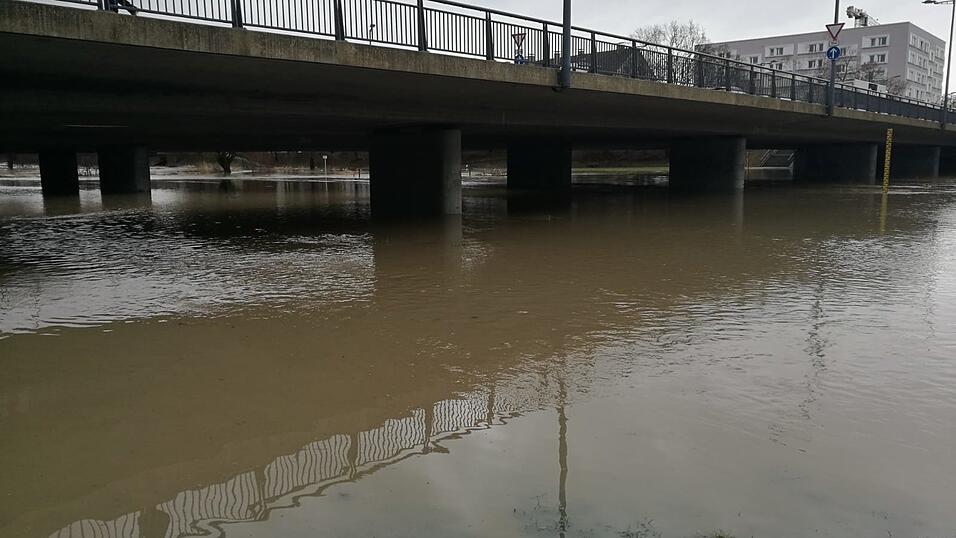 Die Flutmulde ist gesperrt, weil die Pfettrach &uuml;ber die Ufer getreten ist.