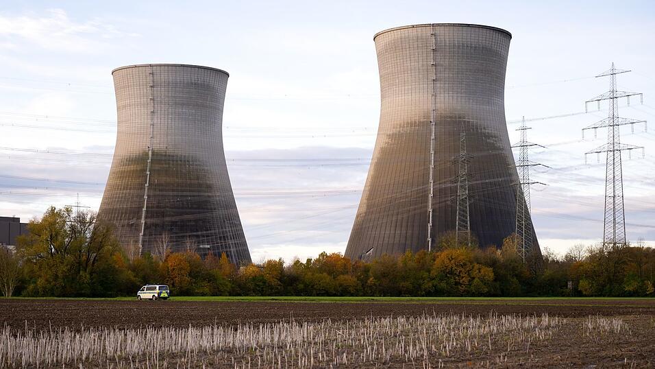 Die beiden Kühltürme ragten jeweils 160 Meter in den Himmel. Die beiden Kühltürme ragten jeweils 160 Meter in den Himmel.