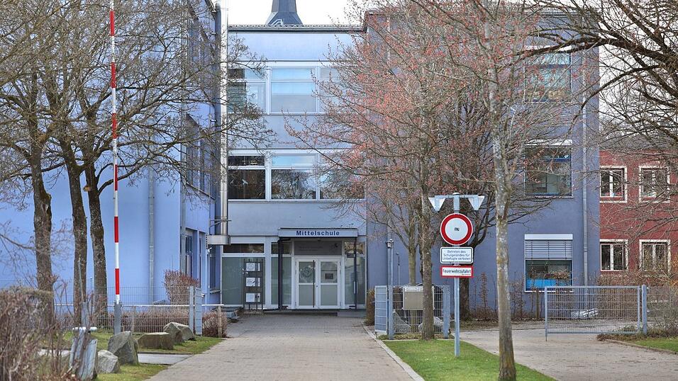 An der Mittelschule Mindelheim wurden Sch&uuml;ler bei einer Infoveranstaltung zu den Gr&uuml;nden der Durchsuchung informiert.
