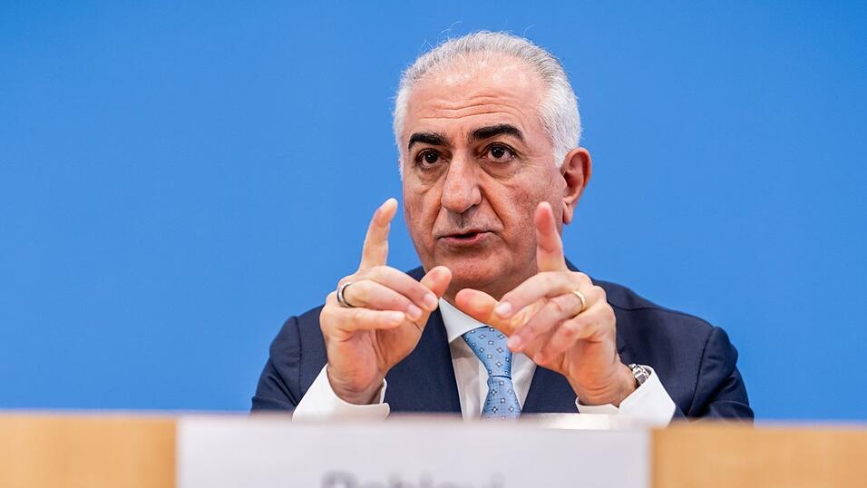 Schah-Sohn Reza Pahlavi fordert Deutschland auf, einen grundlegenden Wandel im Iran zu unterstützen. Schah-Sohn Reza Pahlavi fordert Deutschland auf, einen grundlegenden Wandel im Iran zu unterstützen.