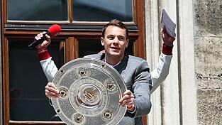 Gewohntes Bild: Manuel Neuer mit der Meisterschale auf dem Rathausbalkon. (Archivbild) Gewohntes Bild: Manuel Neuer mit der Meisterschale auf dem Rathausbalkon. (Archivbild)