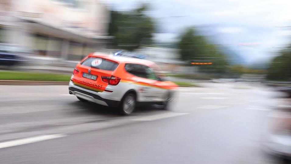 Der Notarzt brachte die Seniorin noch ins Krankenhaus, wo sie jedoch am Dienstagabend starb. (Symbolbild) Der Notarzt brachte die Seniorin noch ins Krankenhaus, wo sie jedoch am Dienstagabend starb. (Symbolbild)