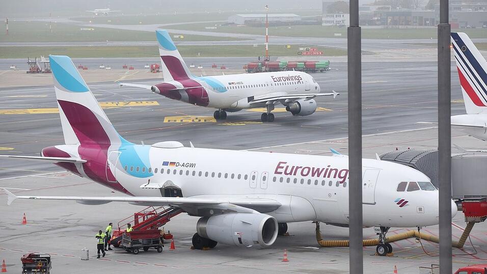 Der lange Tarifstreit zwischen den Flugbegleitern und der Lufthansa eskaliert erneut. Der lange Tarifstreit zwischen den Flugbegleitern und der Lufthansa eskaliert erneut.