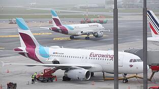 Der lange Tarifstreit zwischen den Flugbegleitern und der Lufthansa eskaliert erneut. Der lange Tarifstreit zwischen den Flugbegleitern und der Lufthansa eskaliert erneut.