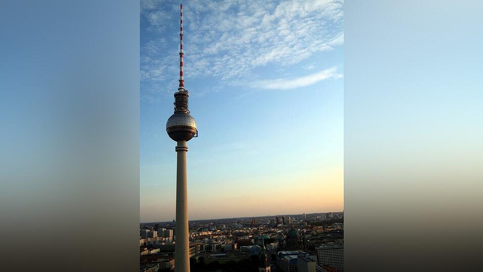Der Berliner Fernsehturm bei Sonnenuntergang. Der Berliner Fernsehturm bei Sonnenuntergang.