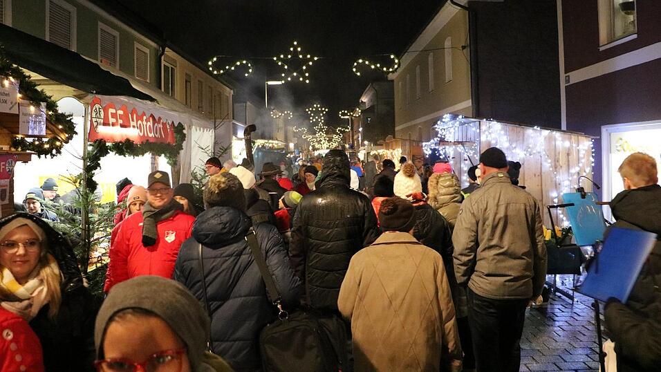 Nasses Wetter h&auml;lt die W&ouml;rther Besucher nicht fern.