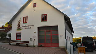 Vom Feuerwehrhaus in Tegernbach könnte schon bald eine First-Responder-Einheit zur Versorgung von akuten Notfällen ausrücken. Der Gemeinderat sagte jetzt eine flankierende Ausfallbürgschaft zu, sollten die Eigenmittel der Wehr und das Spendenaufkommen zur Einrichtung dieser Truppe nicht ausreichen. Vom Feuerwehrhaus in Tegernbach könnte schon bald eine First-Responder-Einheit zur Versorgung von akuten Notfällen ausrücken. Der Gemeinderat sagte jetzt eine flankierende Ausfallbürgschaft zu, sollten die Eigenmittel der Wehr und das Spendenaufkommen zur Einrichtung dieser Truppe nicht ausreichen.