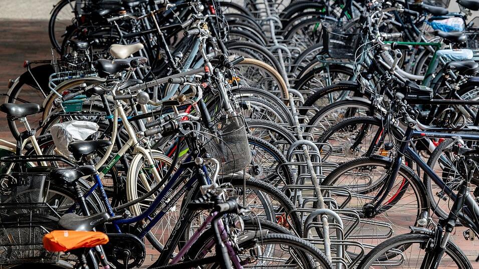 Statistisch besitzt jeder Mensch in Deutschland mehr als ein Fahrrad. Mietangebote haben es da schwer. (Archivbild) Statistisch besitzt jeder Mensch in Deutschland mehr als ein Fahrrad. Mietangebote haben es da schwer. (Archivbild)