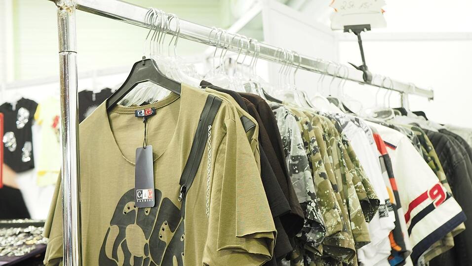 Rund 40 Aussteller und etwa 90 Tattoo-Künstler sind auf der Tattoo Convention in Straubing vertreten. Rund 40 Aussteller und etwa 90 Tattoo-Künstler sind auf der Tattoo Convention in Straubing vertreten.