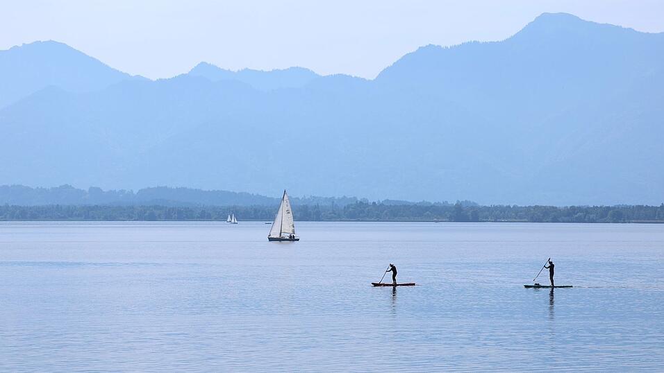 Ein Segler findet ein herrenloses Motorboot auf dem Chiemsee. (Symbolbild)