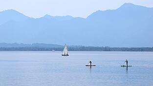 Ein Segler findet ein herrenloses Motorboot auf dem Chiemsee. (Symbolbild)