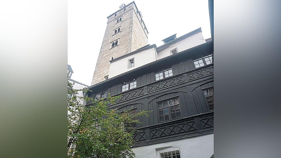 Der Goldene Turm thront über dem Durchgang. Der Goldene Turm thront über dem Durchgang.