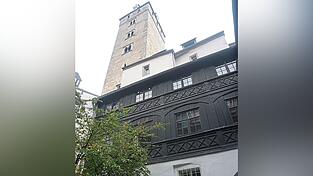 Der Goldene Turm thront über dem Durchgang. Der Goldene Turm thront über dem Durchgang.