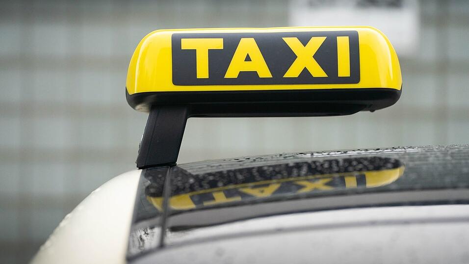 Zwischen zwei Taxifahrern und einem Fahrgast brach ein Streit aus. (Symbolbild) Zwischen zwei Taxifahrern und einem Fahrgast brach ein Streit aus. (Symbolbild)
