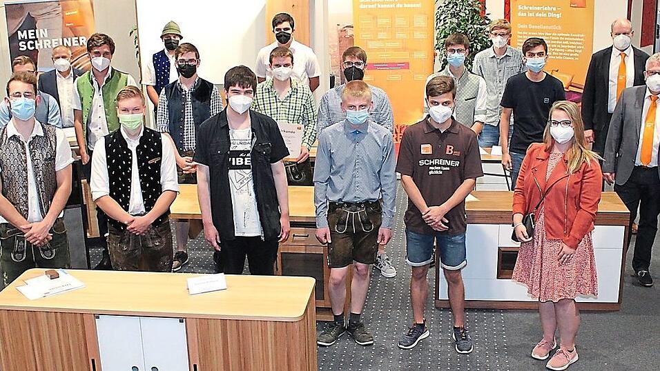 Drei Junge Damen und 20 Burschen dürfen sich nun nach erfolgreicher Prüfung Schreinergesellen nennen. Drei Junge Damen und 20 Burschen dürfen sich nun nach erfolgreicher Prüfung Schreinergesellen nennen.