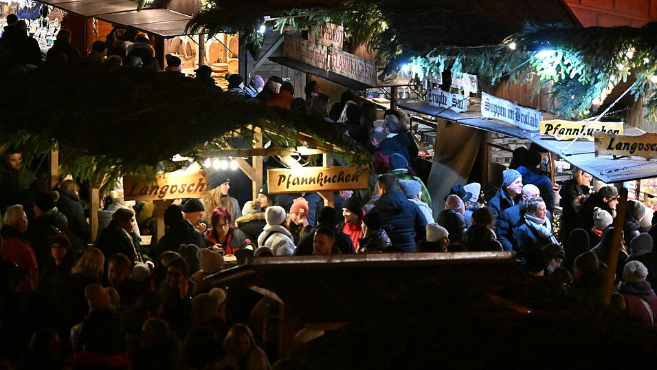 In Regensburg wurde am Freitagabend der Romantische Weihnachtsmarkt auf Schloss Thurn und Taxis eröffnet. In Regensburg wurde am Freitagabend der Romantische Weihnachtsmarkt auf Schloss Thurn und Taxis eröffnet.