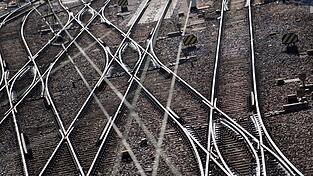 Auf Schienen in und um München sollen ab 2028 längere S-Bahn-Züge fahren (Archiv).