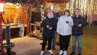 Im Hintergrund dampft der Topf mit Punsch, dazu gibt es meist Bratw&uuml;rstl vom Grill. Im Garten des ehemaligen Waldhotels in Stamsried hat sich Familie Trage ein Weihnachtsland mit &uuml;ber 15.000 funkelnden Lichtern geschaffen, das t&auml;glich von Anfang November bis Ende Januar beleuchtet ist.