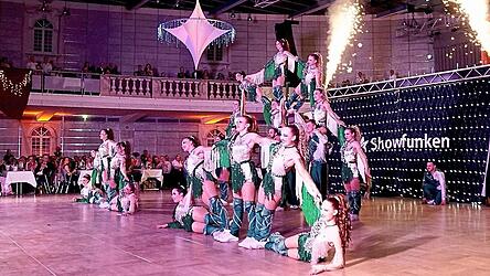 Die Showfunken aus Taufkirchen zauberten ein artistisches Feuerwerk auf den Hallenboden und bis unters Dach.
