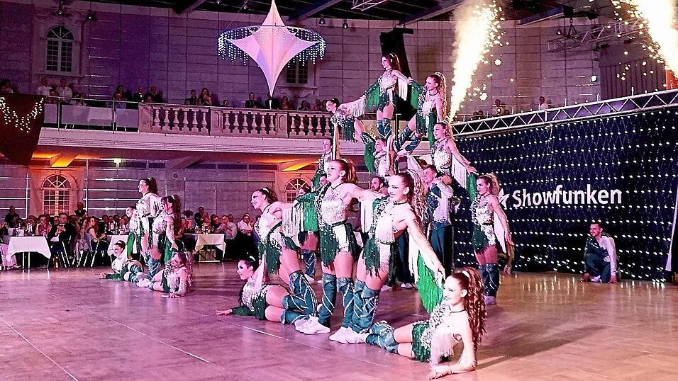 Die Showfunken aus Taufkirchen zauberten ein artistisches Feuerwerk auf den Hallenboden und bis unters Dach. Die Showfunken aus Taufkirchen zauberten ein artistisches Feuerwerk auf den Hallenboden und bis unters Dach.