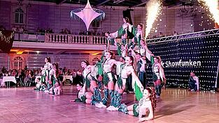 Die Showfunken aus Taufkirchen zauberten ein artistisches Feuerwerk auf den Hallenboden und bis unters Dach. Die Showfunken aus Taufkirchen zauberten ein artistisches Feuerwerk auf den Hallenboden und bis unters Dach.