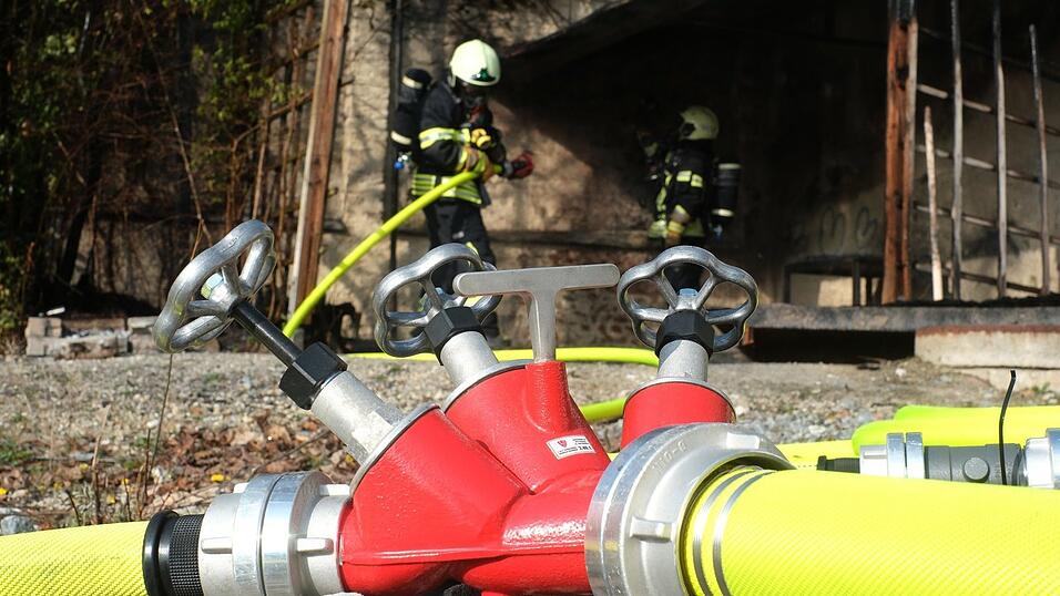Mit einem schnellen Eingreifen der Freiwilligen Feuerwehr war der Brand einer Gartenlaube rasch im Griff.