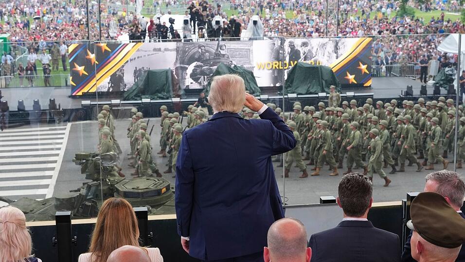An seinem 79. Geburtstag verfolgte Trump eine Militärparade in Washington. (Archivbild) An seinem 79. Geburtstag verfolgte Trump eine Militärparade in Washington. (Archivbild)