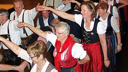 Beim Auftanz ging es f&uuml;r die T&auml;nzer durch einen langen Tunnel.