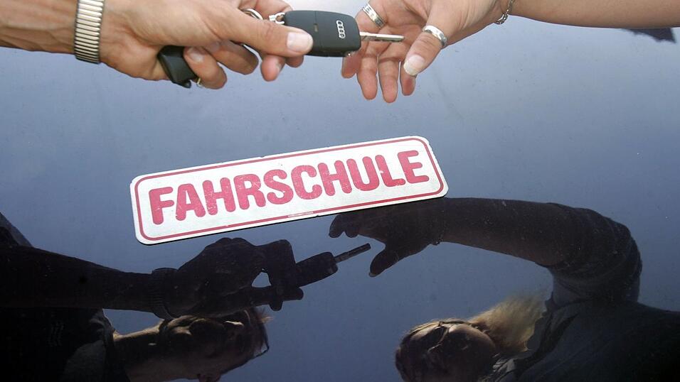 Wer den Führerschein haben möchte, muss nicht selten tief in die Tasche greifen. (Illustration) Wer den Führerschein haben möchte, muss nicht selten tief in die Tasche greifen. (Illustration)
