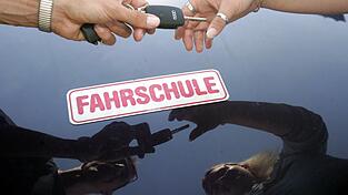 Wer den Führerschein haben möchte, muss nicht selten tief in die Tasche greifen. (Illustration)