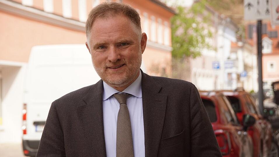 Abgeordneter Peter Aumer in der W&ouml;rther Innenstadt: 'Der Ernst der Lage ist erkannt.'