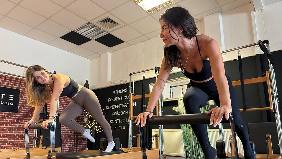 Ayseg&uuml;l Abdis (rechts) trainiert mit ihrer Tochter Acelya im Studio in Ergolding.